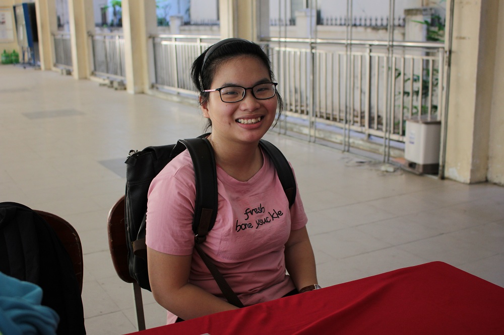 Nữ sinh có đôi chân khuyết tật mơ ước trở thành phóng viên. Ảnh: Xuân Hậu