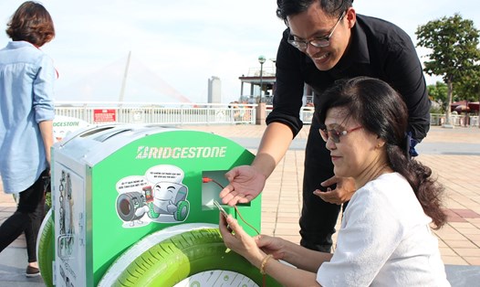Những chiếc thùng rác thông minh phiên bản mới được tích hợp với chức năng sạc pin điện thoại để thuận tiện cho người dân và khách du lịch đến với thành phố. Ảnh: Xuân Hậu 