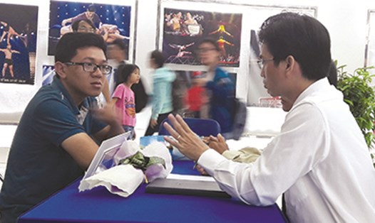 Một thanh niên đang được luật sư Nguyễn Văn Kha (phải), Đoàn Luật sư TPHCM, tư vấn về các loại hình  doanh nghiệp. Ảnh Nam Dương