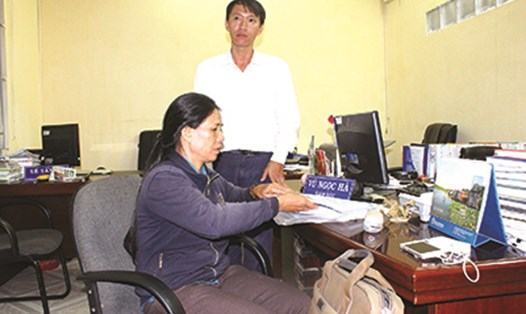 Bà Thoa (ngồi) đến Trung tâm tư vấn pháp luật - LĐLĐ tỉnh Đồng Nai để nhờ được bảo vệ quyền lợi NLĐ.