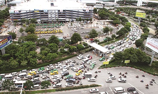 Mỗi ngày có khoảng 4.000 - 5.000 lượt taxi ra vào khu vực sân bay Tân Sơn Nhất khiến giao thông các trục đường xung quanh sân bay quá tải.