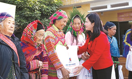 TGĐ Lê Thị Bình tặng quà Tết cho các hộ nghèo xã Hùng Lợi.