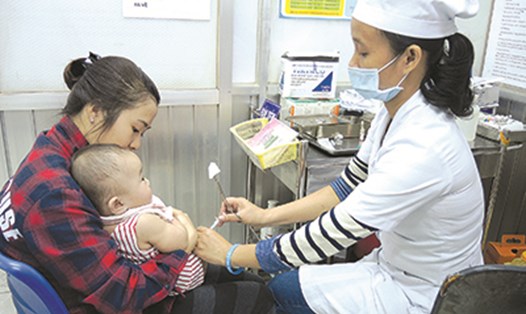 Tiêm ngừa vaccine thủy đậu là cách phòng bệnh tốt cho trẻ. Ảnh: M.Phạm