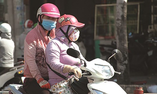 Người dân ra đường dù đã bịt khẩu trang nhưng vẫn không tránh khỏi ô nhiễm từ khí thải phương tiện giao thông xả ra.