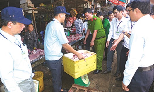 Phát hiện thịt heo bẩn tại chợ Đồng Xoài, tỉnh Bình Phước vào tháng 1.2017. Ảnh: HOÀNG HƯNG