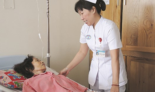 Điều dưỡng Thu Trang chăm sóc bệnh nhân ung thư tại Bệnh viện Chợ Rẫy.  Ảnh: V.Q
