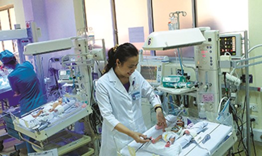 Em bé “tí hon”, nặng 900 gram được chăm sóc đặc biệt sau ca mổ tim tại Bệnh viện Nhi đồng 1. Ảnh: V.Q