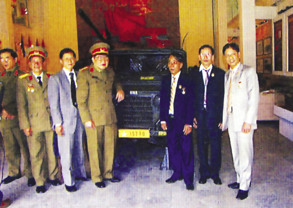 Kíp chiến đấu Trung đoàn 66 bên chiếc xe Jeep trưng bày tại Bảo tàng Lịch sử Quân sự Việt Nam. Ảnh Bảo tàng LSQSVN 