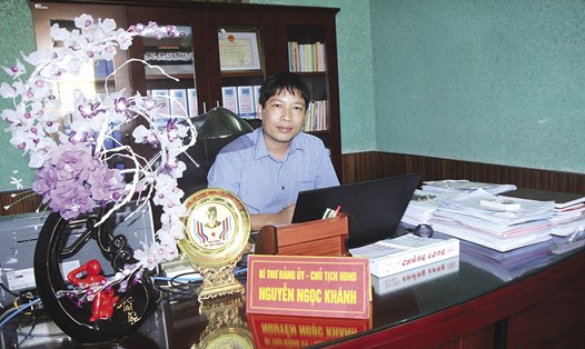 Ông Nguyễn Ngọc Khánh trao đổi với phóng viên.