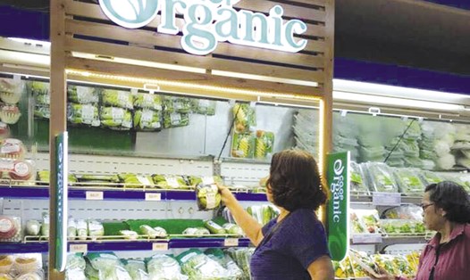 Quầy sản phẩm hữu cơ Co.op Organic đầu giờ sáng tại Co.opmart. Ảnh: T.N