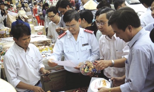 Đoàn kiểm tra của Bộ Y tế đi kiểm tra bánh kẹo tại chợ Bình Tây TPHCM. Ảnh: K.Q