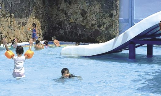 Trẻ vui chơi ở một hồ bơi ở TPHCM. Ảnh: V.Q