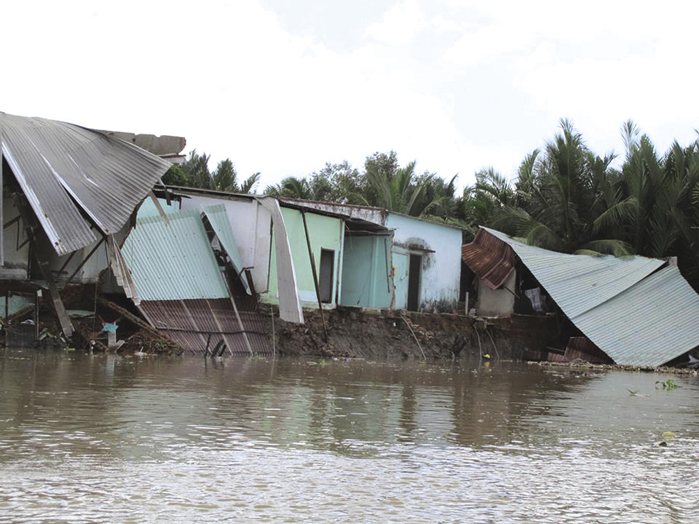 Một phần của 5 căn nhà tại xã Hiệp Phước, huyện Nhà Bè đổ sập xuống sông do sạt lở. Ảnh: M.Q