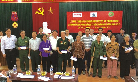 Đại diện chính quyền địa phương và Tập đoàn Tân Hiệp Phát tặng quà cho các gia đình liệt sỹ và thương binh trên địa bàn hai Nghệ An, Hà Tĩnh.