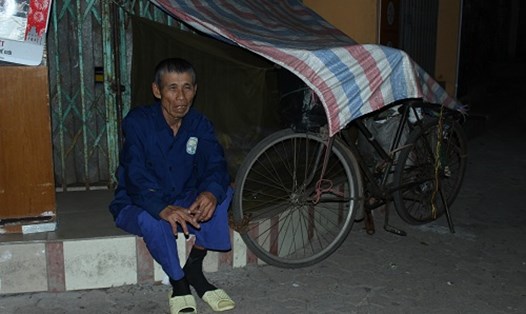 Người vô gia cư sống tại ven các con đường, tuyến phố.