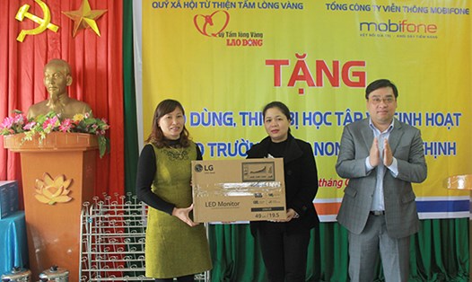 Đại diện Quỹ XHTT Tấm lòng Vàng và Mobifone trao quà cho Trường mầm non Nghĩa Thịnh, Nam Định. Ảnh Trần Vương