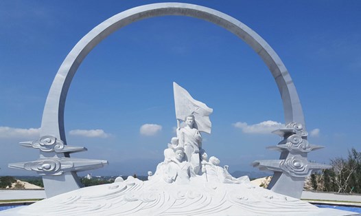 Cụm tượng đài chính “Những người nằm lại phía chân trời” mang biểu tượng “Vòng tròn bất tử” tại khu tưởng niệm chiến sĩ Gạc Ma. Ảnh Tấn Lộc