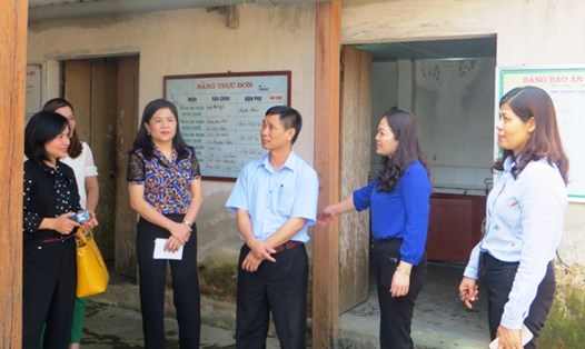 Ông Phạm Minh Đức (áo xanh, giữa) - Chủ tịch CĐ VICEM  đại diện Nhà tài trợ thăm nhà ăn bán trú tại trường mầm non Kỳ Thượng, huyện Kỳ Anh, Tỉnh Hà Tĩnh. Ảnh PV