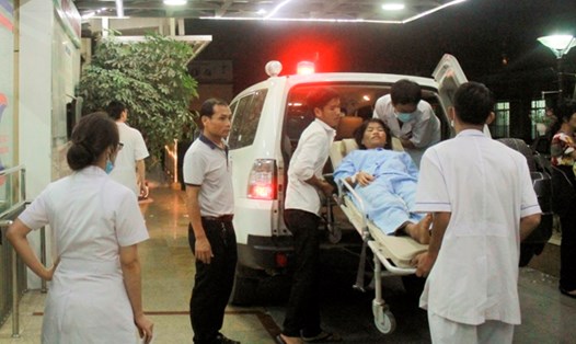 10 trong số 18 bệnh nhân chạy thận còn lại trong vụ sốc phản vệ thuốc tại Hòa Bình nhanh chóng được đưa về BV Bạch Mai điều trị. Ảnh PV