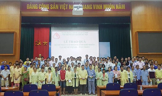 Công đoàn cơ sở NHCSXH TP Hà Nội trao tặng quà cho bệnh nhân tại Bệnh viện K. Ảnh PT