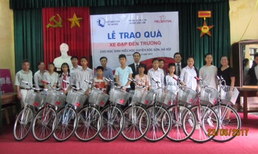 Học sinh được nhận những chiếc xe đạp tiếp sức tới trường. Ảnh PV