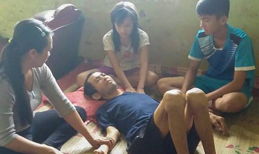 Cả gia đình quây quần chăm sóc anh Tuấn. Ảnh NVCC