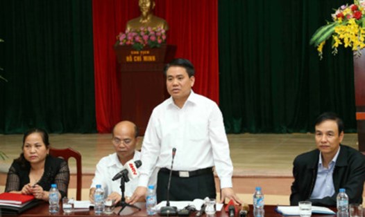 Chủ tịch Nguyễn Đức Chung đối thoại với người dân Đồng Tâm. Ảnh CN