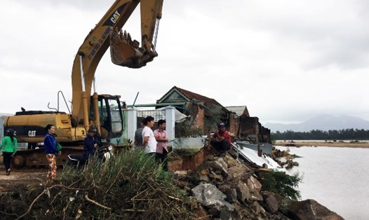 Một ngôi nhà ở thị xã An Nhơn bị nước lũ cuốn trôi Ảnh X.N