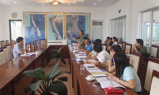 Ông Nguyễn Duy Bắc - Phó Chủ tịch UBND tỉnh Khánh Hòa - chủ trì buổi làm việc cùng LĐLĐ tỉnh và các đơn vị liên quan. Ảnh N.Băng