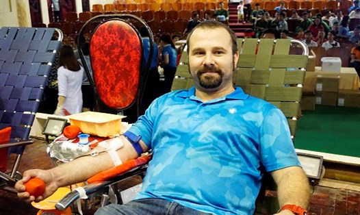 Anh Arnaud hiến máu lần thứ 4 trong ngày hội “Giọt hồng chung sức vì biển đảo quê hương”. Ảnh: Nguyên Phương