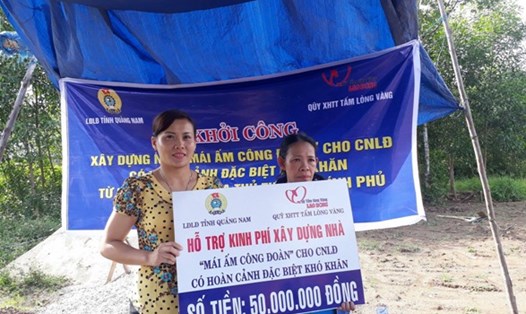 Quỹ Tấm lòng Vàng cùng LĐLĐ tỉnh Quảng Nam trao tặng số tiền hỗ trợ xây dựng "Mái ấm Công đoàn" cho chị Bùi Thị Vàng tại Quảng Nam. Ảnh Thùy Trang