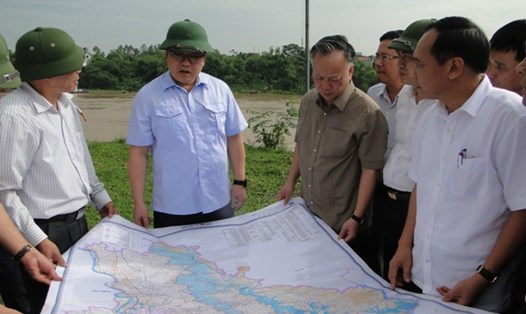 Bí thư Thành ủy Hà Nội Hoàng Trung Hải kiểm tra khu vực đê sông Đuống. Ảnh Cổng GTĐTHN