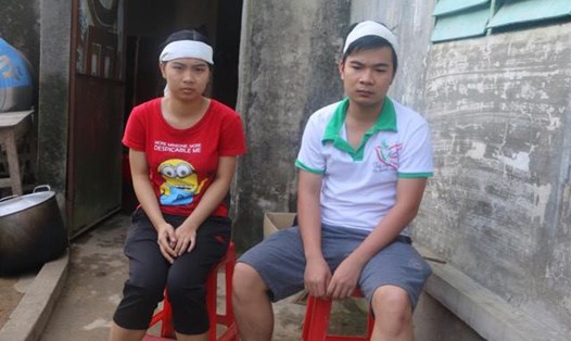 Hai anh em Trang thẫn thờ vì mẹ mất đột ngột. Ảnh Thiện Chân