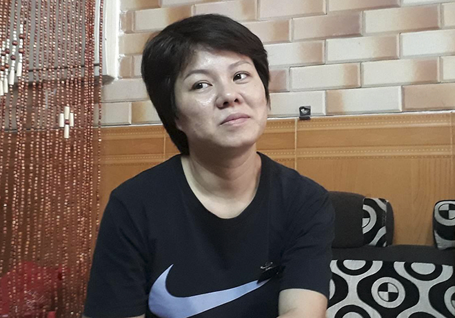 Chị Hoa kể lại những thông tin mới nhất về sự việc với báo chí. Ảnh T.V