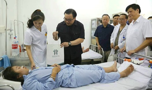 Bí thư Hoàng Trung Hải thăm, động viên bệnh nhân đang điều trị tại Bệnh viện Thanh Nhàn. Ảnh PV