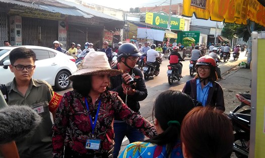 Chủ tịch UBND P. Bình Trị Đông B Trương Thị Minh Tín vận động người dân trả lại vỉa hè.