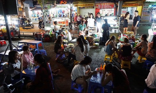 Nhiều người bán hàng rong đã được sắp xếp vị trí kinh doanh mới tại khu vực mặt tiền chợ Phạm Văn Hai