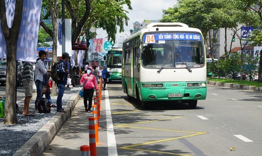 Hành khách đứng đón xe buýt trên đường Hàm Nghi