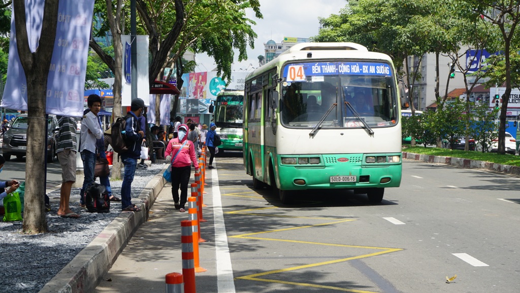 Sau nhiều năm, sản lượng hành khách đi xe buýt của TPHCM đang tăng trở lại.  Ảnh: M.Q