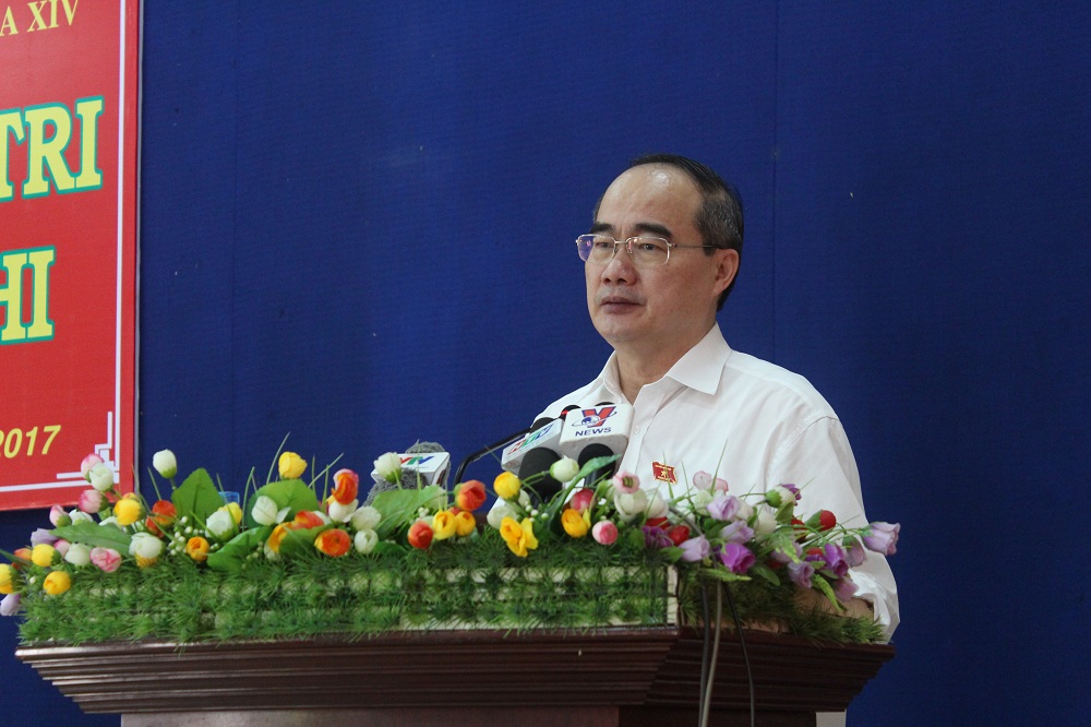 Bí thư Nguyễn Thiện Nhân trả lời cử tri về vấn đề sân gofl trong sân bay tại buổi tiếp xúc cử tri   Ảnh: M.Q