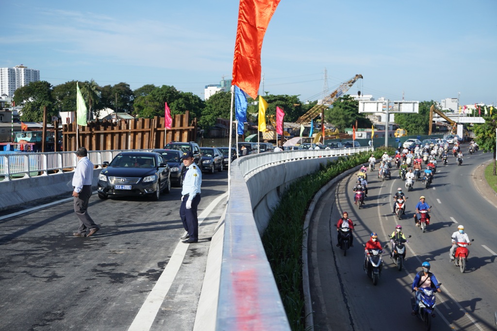 Nhánh cầu N1 từ đường Võ Văn Kiệt kết nối lên cầu Nguyễn Văn Cừ thông xe sáng nay. Ảnh: M.Q