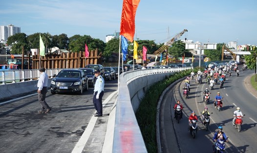 Nhánh cầu N1 từ đường Võ Văn Kiệt kết nối lên cầu Nguyễn Văn Cừ thông xe sáng nay. Ảnh: M.Q