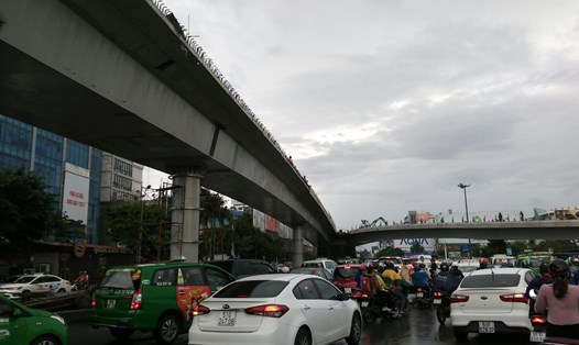 Cầu vượt chữ Y tại giao lộ Trường Sơn và Tân Sơn Nhất - Bình Lợi - Vành Đai Ngoài dẫn vào sân Bay Tân Sơn Nhất    Ảnh: M.Q