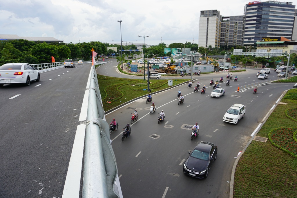 Giao thông trên và dưới cầu vượt thép trước sân bay Tân Sơn Nhất thông thoáng giờ cao điểm chiều ngày 3.7. Ảnh: M.Q