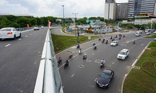 Giao thông trên và dưới cầu vượt thép trước sân bay Tân Sơn Nhất thông thoáng giờ cao điểm chiều ngày 3.7. Ảnh: M.Q