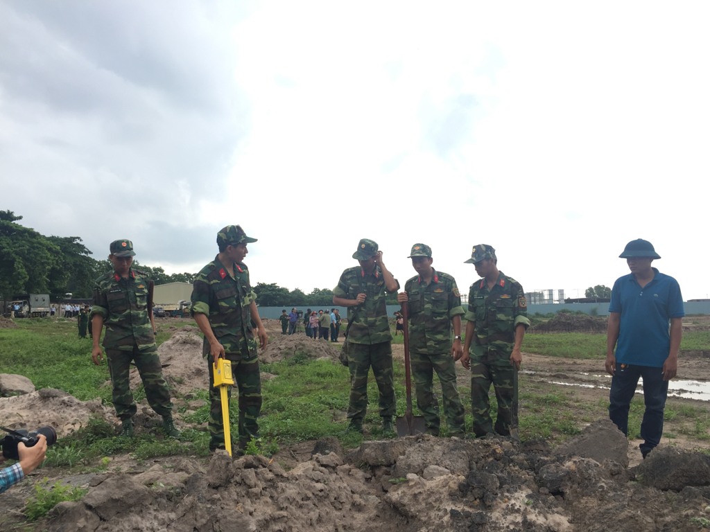 Khảo sát thực địa vị trí nghi có mộ liệt sĩ  ở sân bay Tân Sơn Nhất (thuộc địa bàn phường 15, quận Tân Bình).   Ảnh: CTV