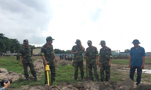 Khảo sát thực địa vị trí nghi có mộ liệt sĩ  ở sân bay Tân Sơn Nhất (thuộc địa bàn phường 15, quận Tân Bình).   Ảnh: CTV