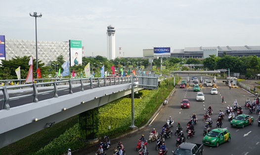 Hệ thống giao thông kết nối khu vực Cảng hàng không quốc tế Tân Sơn Nhất chỉ có một lối ra vào duy nhất là đường Trường Sơn nhưng từ lâu đã quá tải.  Ảnh: M.Q 