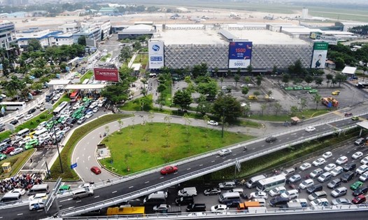 Có cầu vượt, sân bay Tân Sơn Nhất vẫn kẹt xe hơn 5 giờ ngày 20.7   Ảnh: M.Q