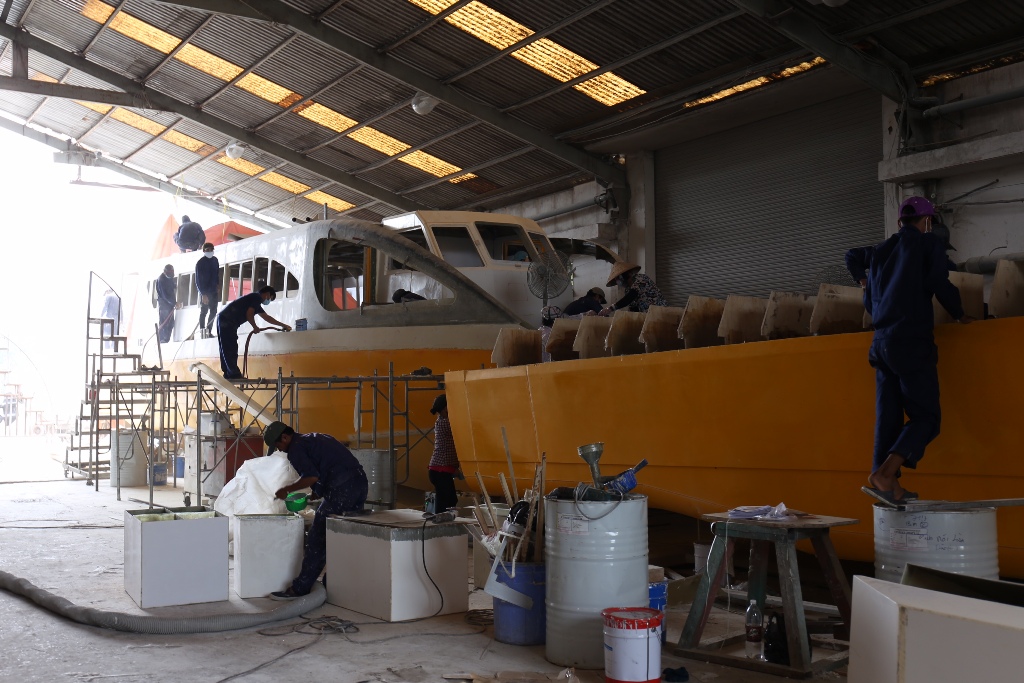 Tàu buýt đang được đơn vị thi công dần hoàn thiện.   Ảnh: CTV